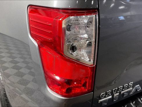 Used 2021 Nissan Titan SV AWD/4WD image 35