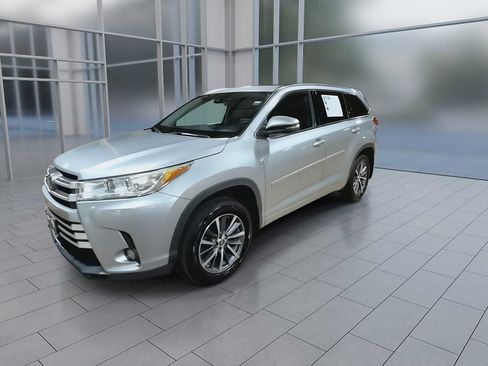Used 2018 Toyota Highlander XLE w/ Protection Package #3 AWD/4WD image 4