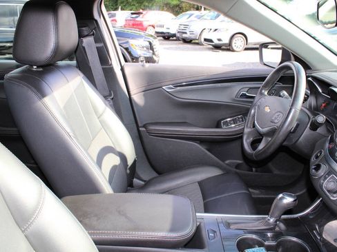Used 2019 Chevrolet Impala LT FWD image 11