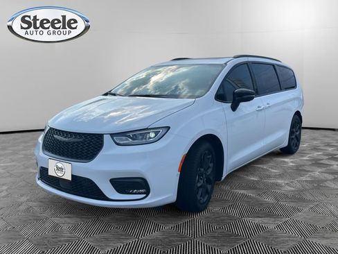 New 2026 Chrysler Pacifica Limited w/ S Appearance Package image 1