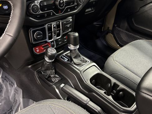 Used 2025 Jeep Gladiator Willys image 10