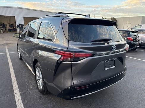 Used 2025 Toyota Sienna Limited image 12