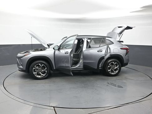 Used 2025 Chevrolet Trax LT FWD image 39