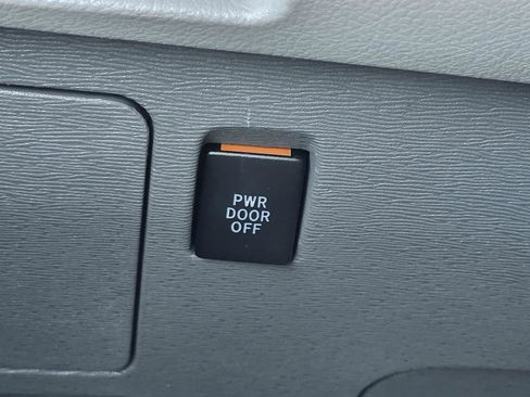 Used 2017 Toyota Sienna Limited image 12