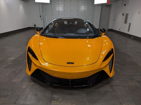 Used 2025 McLaren Artura RWD image 2