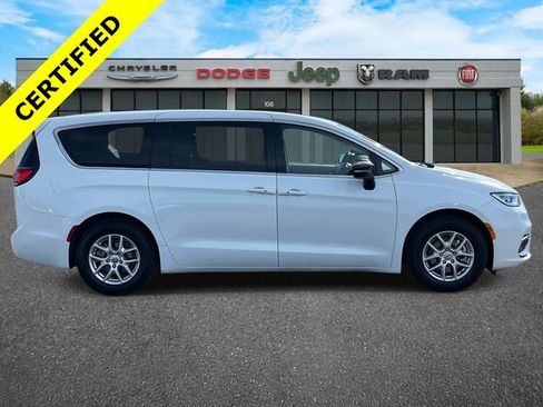 Certified 2024 Chrysler Pacifica Touring-L image 32