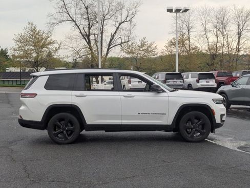 Used 2023 Jeep Grand Cherokee L Laredo image 4