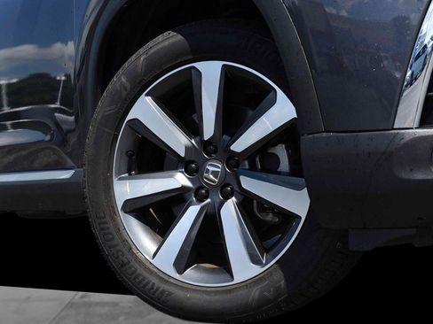 Certified 2025 Honda Pilot Touring image 3