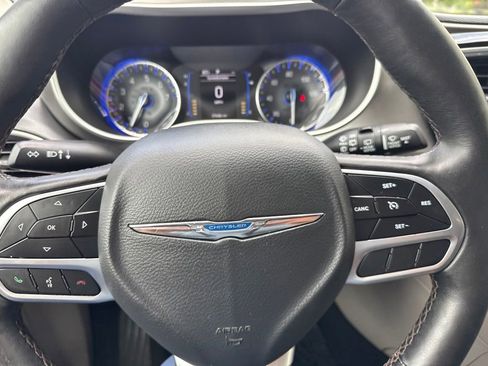 Used 2020 Chrysler Pacifica Touring-L FWD image 13