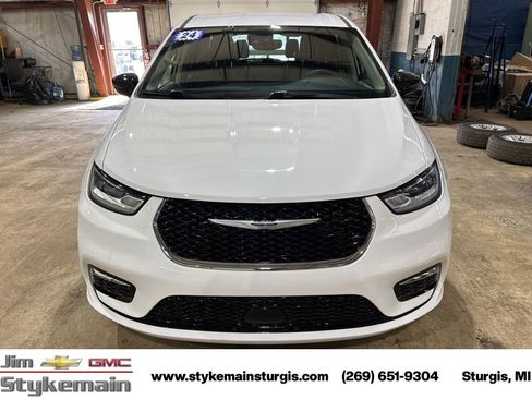 Used 2024 Chrysler Pacifica Touring-L FWD image 11