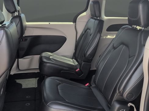 Used 2023 Chrysler Pacifica Touring-L FWD image 21