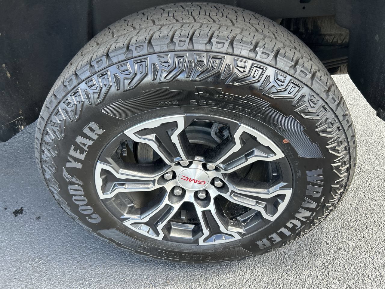 Used 2024 GMC Canyon AT4 w/ AT4 Premium Package AWD/4WD image 10