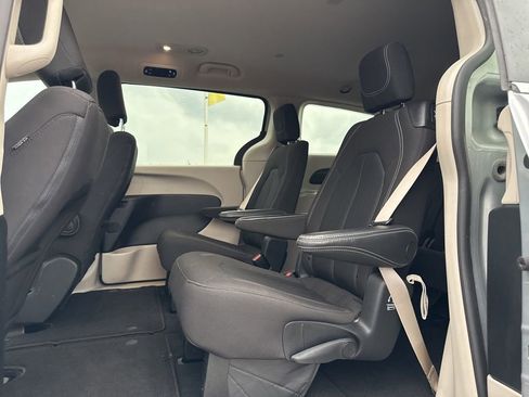 Used 2024 Chrysler Voyager LX image 27