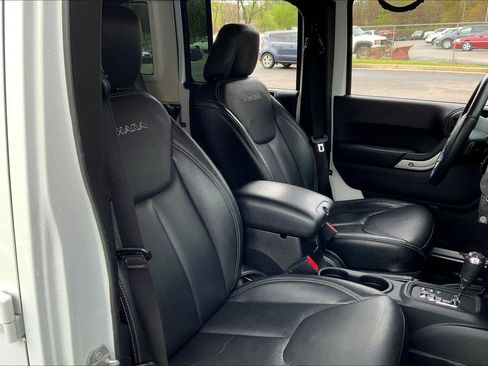 Used 2016 Jeep Wrangler Unlimited Sahara w/ Dual Top Group image 7