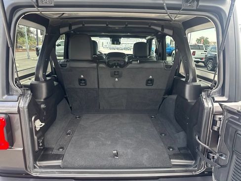 Used 2024 Jeep Wrangler Unlimited Rubicon w/ Convenience Group AWD/4WD image 7