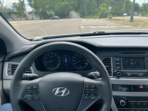 Used 2015 Hyundai Sonata SE w/ Option Group 09 FWD image 10
