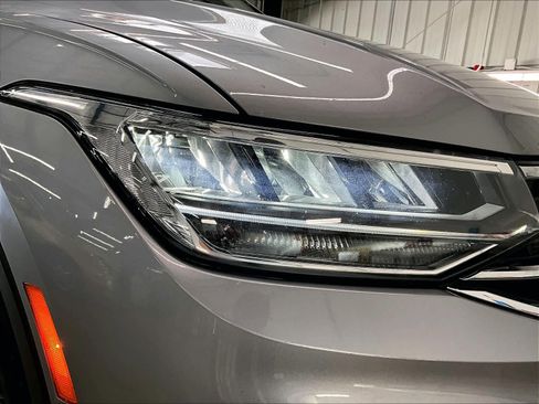 Used 2023 Volkswagen Tiguan SE w/ Panoramic Sunroof Package image 29