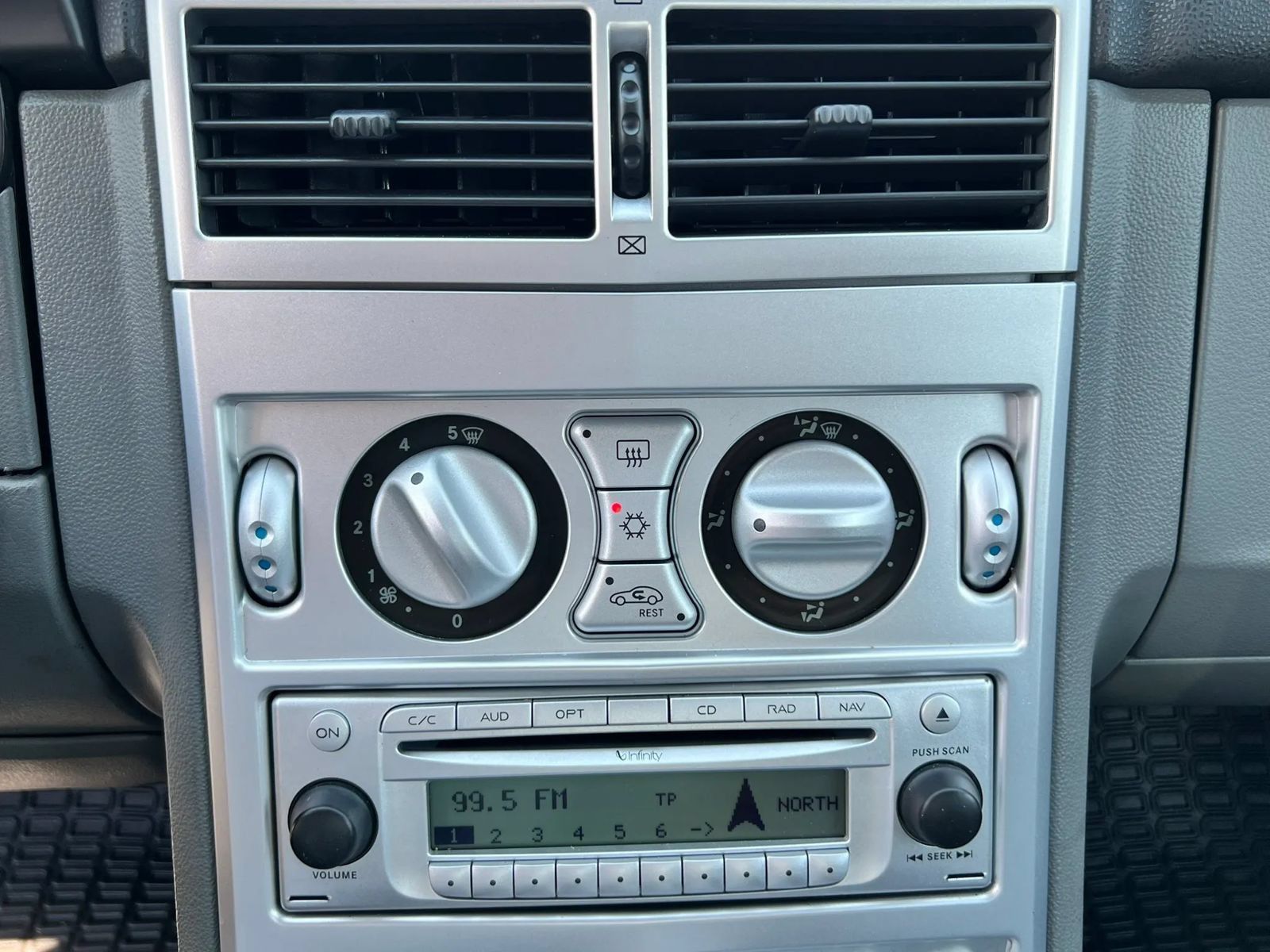 Used 2007 Chrysler Crossfire Limited RWD image 10