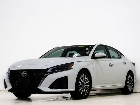 Used 2023 Nissan Altima 2.5 SV image 3