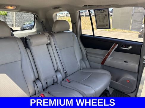 Used 2012 Toyota Highlander Limited w/ Tow Pkg AWD/4WD image 12