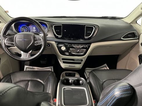 Used 2021 Chrysler Pacifica Touring-L image 37