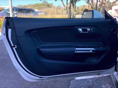 Used 2018 Ford Mustang Coupe image 23