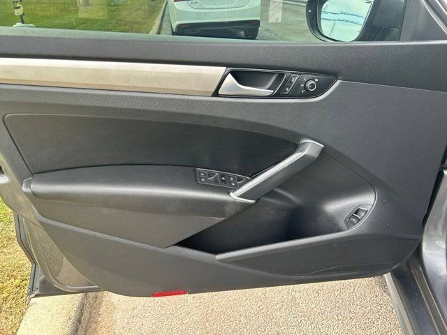 Used 2022 Volkswagen Passat 2.0T SE FWD image 11