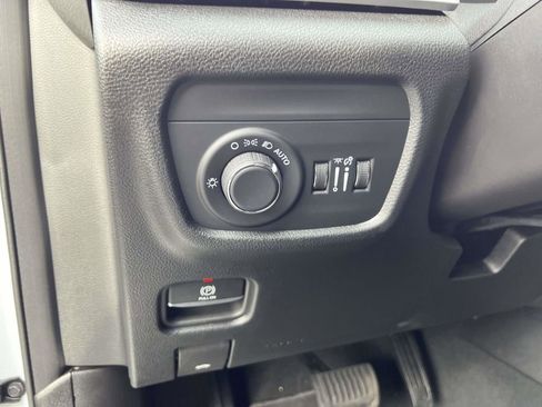 Used 2025 Jeep Grand Cherokee L Laredo image 25