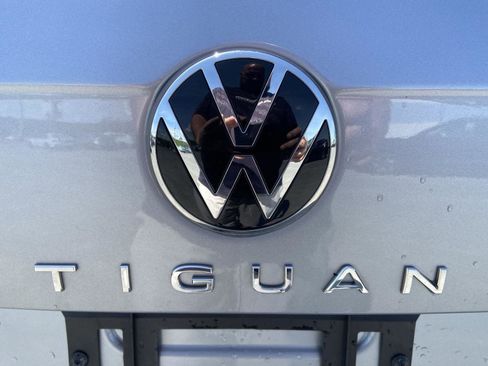 Used 2023 Volkswagen Tiguan SE w/ Panoramic Sunroof Package FWD image 12