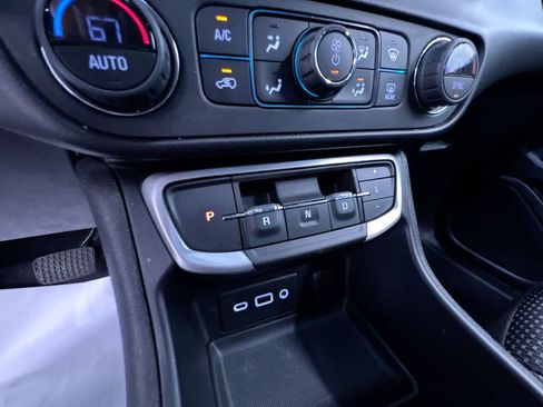 Used 2024 GMC Terrain SLE w/ Driver Convenience Package FWD image 30