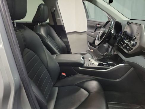 Used 2022 Toyota Highlander XLE FWD image 24