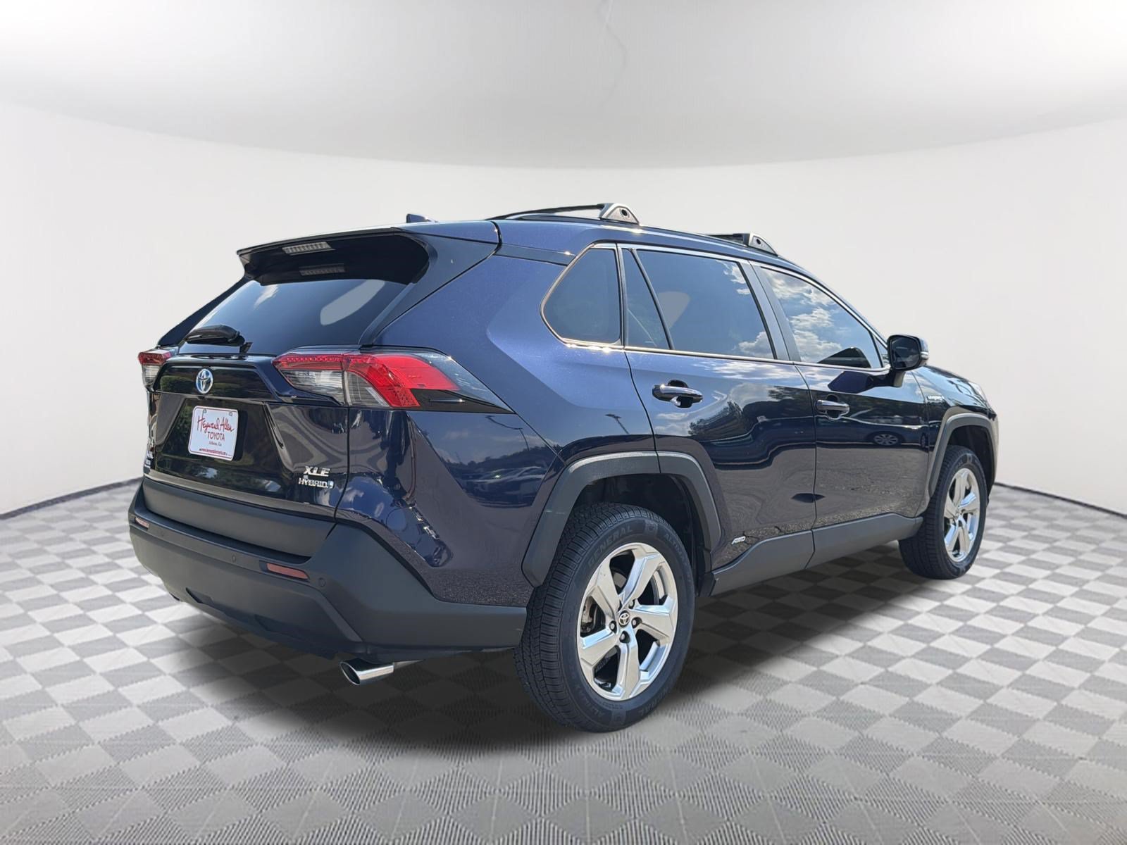 Used 2021 Toyota RAV4 XLE Premium AWD/4WD image 17