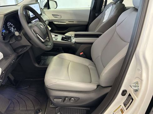 Used 2026 Toyota Sienna XLE FWD image 17