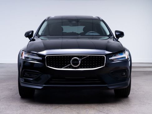 Used 2025 Volvo V60 B5 Cross Country Plus AWD/4WD image 2