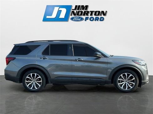 Used 2025 Ford Explorer ST-Line image 3