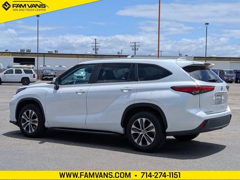 Used 2023 Toyota Highlander XLE FWD image 5