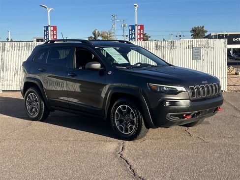 Used 2021 Jeep Cherokee Trailhawk image 2