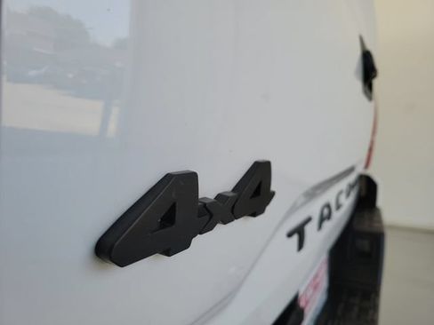 Used 2021 Toyota Tacoma SR AWD/4WD image 9
