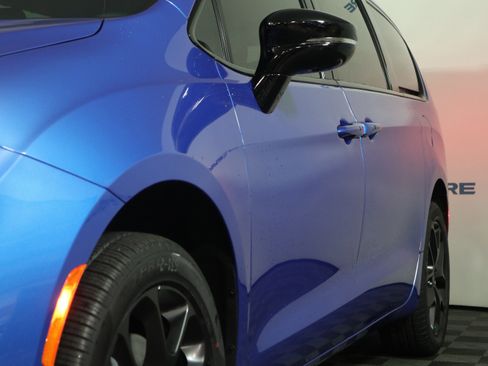 New 2026 Chrysler Pacifica Limited image 11