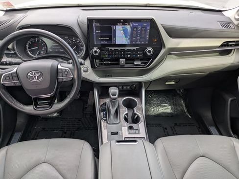 Used 2021 Toyota Highlander Limited FWD image 16