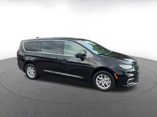 Used 2025 Chrysler Pacifica Select FWD video 2