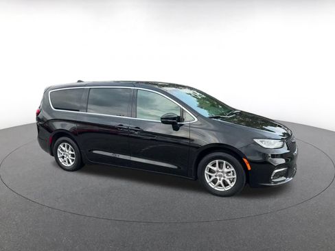 Used 2025 Chrysler Pacifica Select FWD image 2
