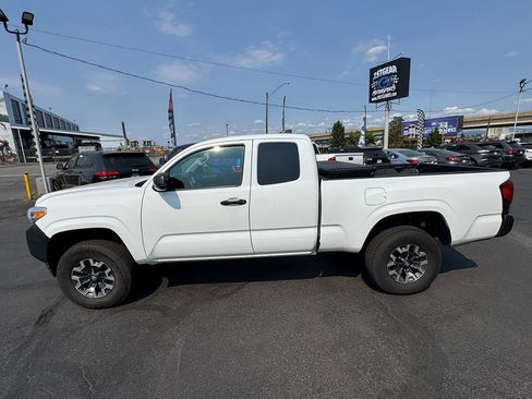 Used 2022 Toyota Tacoma SR AWD/4WD image 5