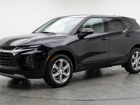 Used 2025 Chevrolet Blazer LT image 3