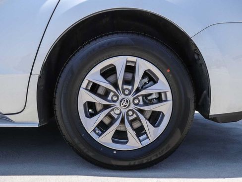 Used 2023 Toyota Sienna XLE w/ XLE Plus Package FWD image 10