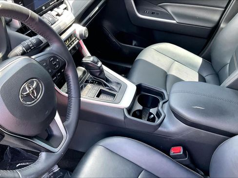 Used 2020 Toyota RAV4 XLE Premium FWD image 17