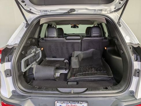 Used 2017 Jeep Cherokee Trailhawk w/ Cold Weather Group image 11