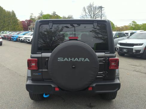 Used 2022 Jeep Wrangler Unlimited Sahara w/ Cold Weather Group AWD/4WD image 5
