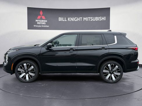 Used 2025 Mitsubishi Outlander SE AWD/4WD image 2