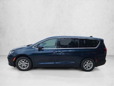 Used 2023 Chrysler Pacifica Touring-L FWD image 8